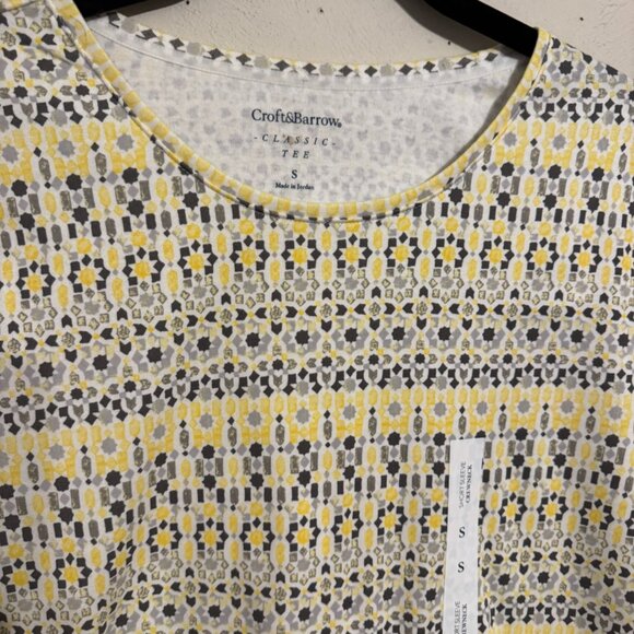 ❤️NWT SPRING/SUMMER GRAY & YELLOW PRINT CLASSIC TEE SMALL - Picture 4 of 8